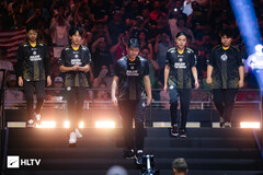 De opstelling van het MongolZ team (foto) tijdens de openingsceremonie van de lopende Blast Major in Austin. (Afbeeldingsbron: HLTV)