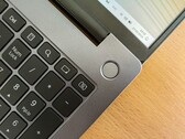 Windows-laptop bovenop een houten tafel (Afbeelding Bron: Andrey Matveev - Unsplash)
