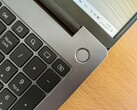 Windows-laptop bovenop een houten tafel (Afbeelding Bron: Andrey Matveev - Unsplash)