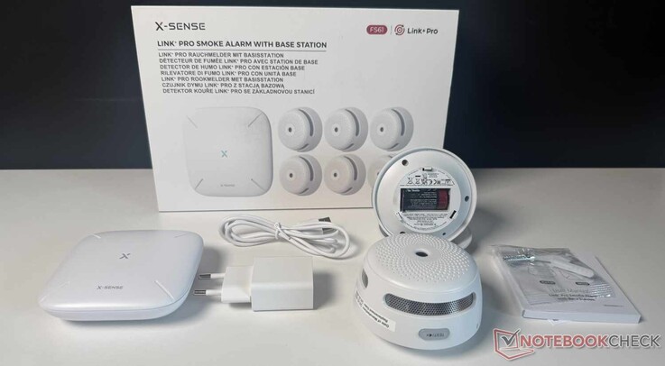 Inhoud van de verpakking van de X-Sense XS01-M (FS61) — let op: op de afbeelding zijn slechts twee van de zes rookmelders te zien.