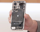 De Pro Max zal naar verluidt de grootste batterij hebben. Afgebeeld: de binnenkant van de Xiaomi 17 Pro-serie (Foto: Lu Weibing)