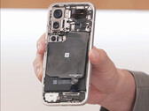 De Pro Max zal naar verluidt de grootste batterij hebben. Afgebeeld: de binnenkant van de Xiaomi 17 Pro-serie (Foto: Lu Weibing)