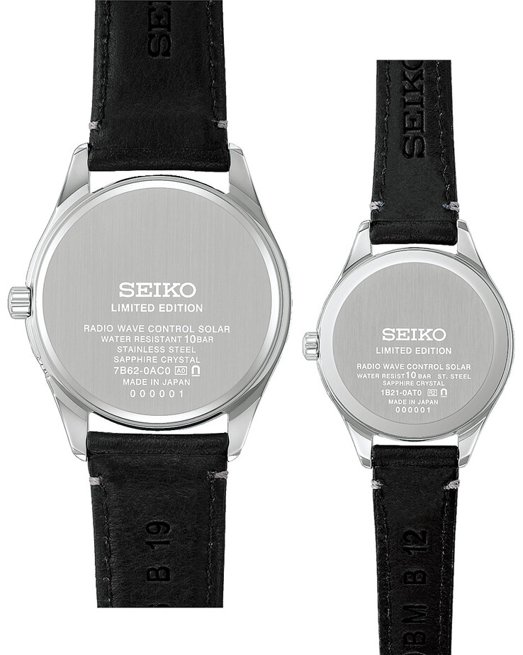 Afgebeeld - Casebacks voor de 2 nieuwe Seiko horloges, tegen een witte achtergrond.