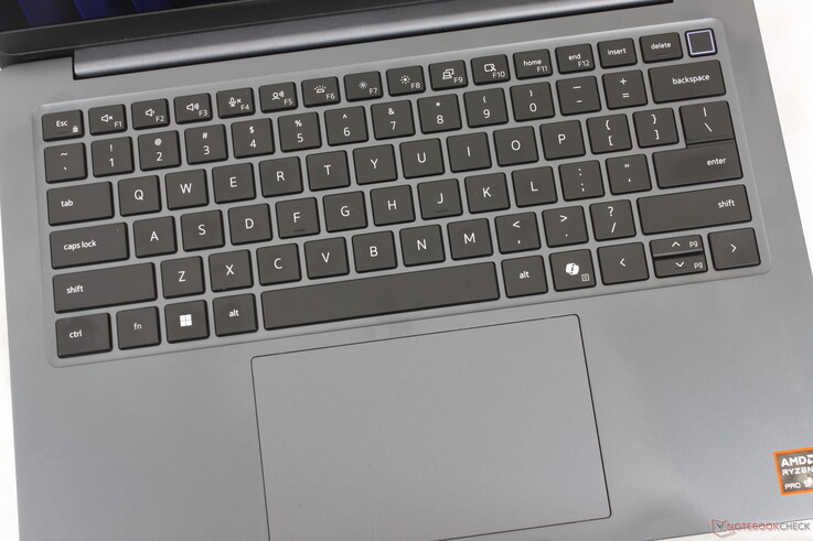 Een typervaring die sterk lijkt op die van de oudere Latitude 7440, met een ruim clickpad van 12 x 8 x 7,9 cm