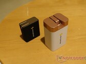 De 100W (links) en 200W (rechts) Omega laders.