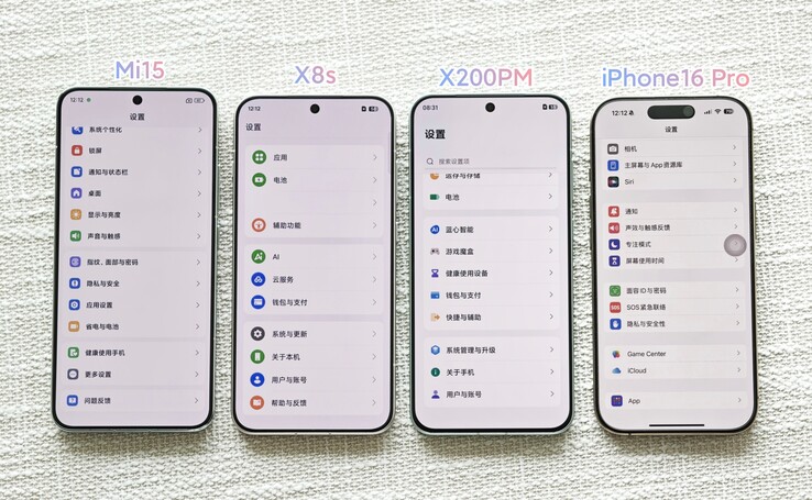 ...en de iPhone 16 Pro (rechts). (Bron: Digital Chat Station via Weibo)