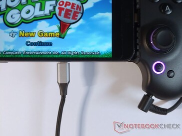Via de USB-C poort kunnen gedockte apparaten worden opgeladen voor ononderbroken gameplay. (Afbeeldingsbron: Notebookcheck)
