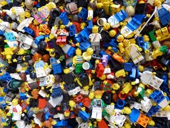 Een afbeelding van veel LEGO op de vloer (bron: Regenwolke0 - Pixabay)