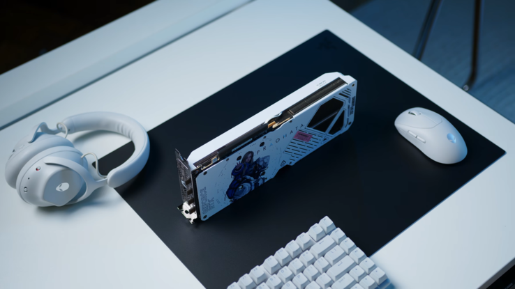 Volledig witte opstelling met de Zotac RTX 5070 AMP Pragmata Limited Edition en Alienware-randapparatuur.