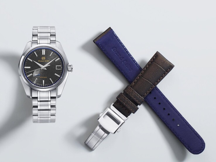 Het Grand Seiko SBGA531 Wako-horloge in beperkte oplage, met een roestvrijstalen armband en een bruine krokodillenleren band met een marineblauwe onderkant, worden naast elkaar afgebeeld.