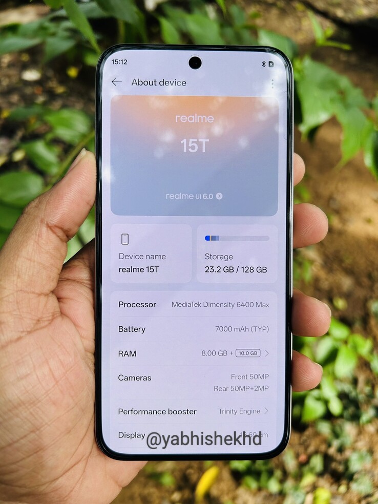 De "Realme 15T" in het wild met de pagina Over het apparaat geopend. (Bron: Abhishek Yadav via X)