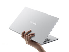 De Xiaoxin Air 13 kost in China ongeveer 869 dollar. Afbeelding: een promotiefoto waarop het dunne en lichte ontwerp van de laptop te zien is.