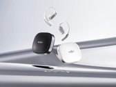 De Shokz OpenFit Pro (met hoesje), afgebeeld tegen een gestileerde zilveren achtergrond. (Afbeeldingsbron: Shokz)