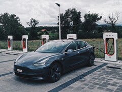 Een Tesla Model 3 parkeren op een Supercharger-plek betekent meestal dat de elektrische auto moet worden opgeladen (Afbeelding: Dario)