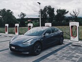Een Tesla Model 3 parkeren op een Supercharger-plek betekent meestal dat de elektrische auto moet worden opgeladen (Afbeelding: Dario)