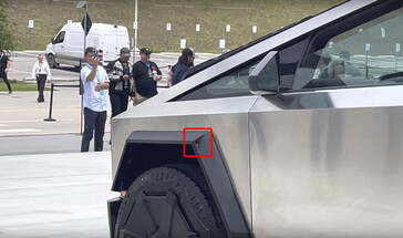 Er is een achteruitkijkcamera verborgen in de voorste wielkast om als vervanging te dienen voor de zijspiegels. (Beeldbron: Farzad Mesbahi op YouTube)