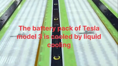 De 2170 celkoeling van Tesla stroomt door het batterijpakket (afbeelding: Charles/X)