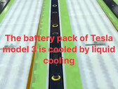 De 2170 celkoeling van Tesla stroomt door het batterijpakket (afbeelding: Charles/X)