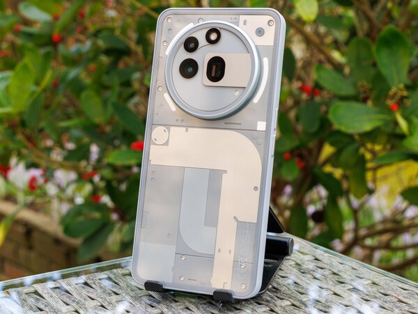 De Nothing Phone (4a) Pro zal net als de Phone (3a) Pro (afbeelding) eSIM-ondersteuning hebben. (Afbeeldingsbron: Notebookcheck)