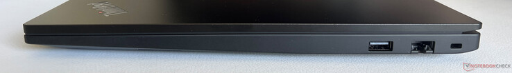 Rechterkant: USB-A 3.2 Gen.2 (10 Gbps), Gigabit-Ethernet, Kensington-beveiligingssleuf