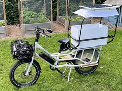 Een DIY e-bike op zonne-energie kan ladingen tot 350 lbs (~159 kg) ondersteunen. (Afbeelding bron: Electrek)