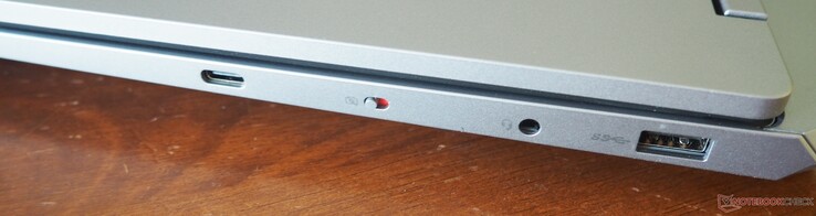 Rechterkant: USB-C 3.2 Gen 2 (incl. Power Delivery &amp; DisplayPort), sluiter voor webcam, audio, USB-A 3.2 Gen 1