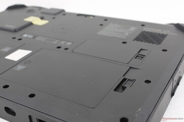 Gemakkelijk toegankelijke compartimenten voor twee batterijen en de primaire SSD aan de achterkant van het apparaat