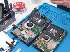 Detailopname van de Nintendo Switch 2 met interne onderdelen zoals batterij, ventilator en moederbord (Afbeelding bron: Phone Repair Guru op YouTube)
