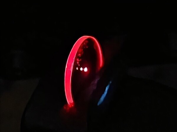 Een dunne film zendt rood licht uit van radicaal doublet aangeslagen toestand. (Afbeeldingsbron: Biwen Li/Cavendish Laboratory, Universiteit van Cambridge; bijgesneden)