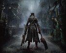 Officiële key art van Bloodborne waarop de Hunter te zien is terwijl hij in de straten van Yharnam staat