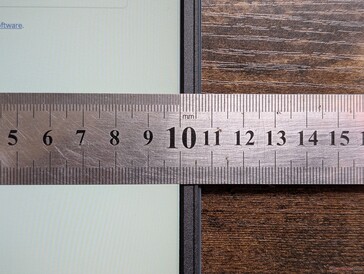 Het OLED-scherm is eigenlijk iets kleiner dan de IPS-optie (15,1 inch vs. 15,3 inch)