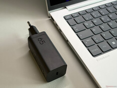 Compacte 65 W-voeding