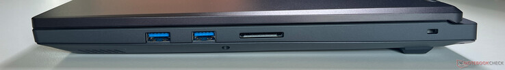 Rechts: 2x USB-A 3.2 Gen 1 (5 GBit/s), SD-kaartlezer, Kensington Nano Saver Lock