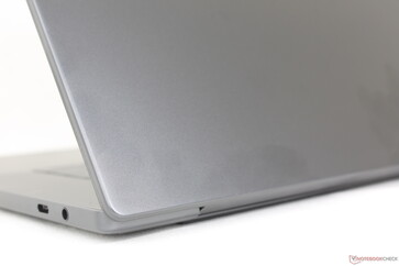 De gladde donkergrijze oppervlakken trekken gemakkelijker vingerafdrukken aan dan het ontwerp van vorig jaar