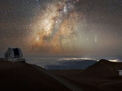 De afbeelding toont komeet Lemmon en de Melkweg boven Hawaï. (Beeldbron: International Gemini Observatory/NOIRLab/NSF/AURABewerking van de beelden: M. Rodriguez (International Gemini Observatory/NSF NOIRLab) & M. Zamani (NSF NOIRLab))