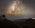 De afbeelding toont komeet Lemmon en de Melkweg boven Hawaï. (Beeldbron: International Gemini Observatory/NOIRLab/NSF/AURABewerking van de beelden: M. Rodriguez (International Gemini Observatory/NSF NOIRLab) &amp; M. Zamani (NSF NOIRLab))