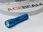 Acebeam's K1, Special Edition met cyaan laser afgebeeld, zal naar verwachting ook worden gelanceerd met rood licht, wit hoofdlicht en een groene laser