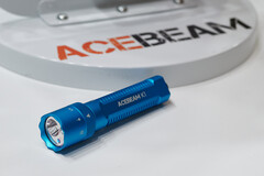 Acebeam's K1, Special Edition met cyaan laser afgebeeld, zal naar verwachting ook worden gelanceerd met rood licht, wit hoofdlicht en een groene laser