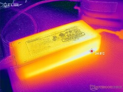 AC-adapter kan meer dan 35 C bereiken wanneer gedurende lange tijd veeleisende belastingen worden gebruikt