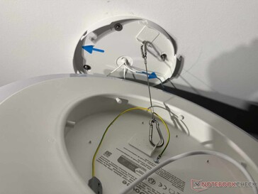 Hang de lamp op, sluit deze aan en draai hem vast – klaar.