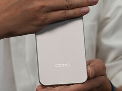Oppo-directeur Zhou Yibao plaagt het achterontwerp van de Find X9. (Afbeeldingsbron: Zhou Yibao)