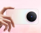 Vivo X300 smartphone in roze gradiënt afwerking met de cirkelvormige Zeiss drievoudige cameramodule (Afbeelding bron: Vivo)