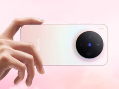 Vivo X300 smartphone in roze gradiënt afwerking met de cirkelvormige Zeiss drievoudige cameramodule (Afbeelding bron: Vivo)