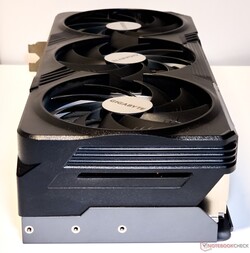 De drievoudige WindForce ventilatoren van de RTX 4080 Super Gaming OC kunnen onder druk merkbaar luid worden