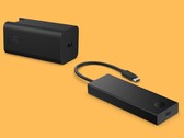 HP 65W GaN wandoplader en draagbare USB-C 4K HDMI hub naast elkaar getoond (Afbeeldingsbron: HP)