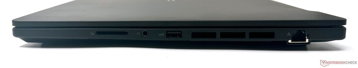 Rechts: SD-kaartlezer, 3,5 mm combo audio-aansluiting, USB 3.2 Gen2 Type-A, 2,5 GbE RJ-45