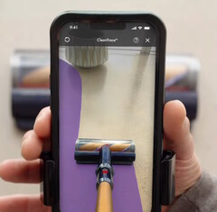 Met de Dyson CleanTrace AR-app kunnen gebruikers de plekken zien die ze tijdens het stofzuigen hebben gemist. (Bron: Dyson op YouTube)