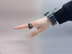 Een afbeelding van picoRing en de bijbehorende polsband (Afbeelding credit: de onderzoekers; bewerkt)
