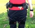 Dnsys X1 Carbon Pro exoskelet op de juiste manier aangetrokken. (Afbeeldingsbron: Notebookcheck)