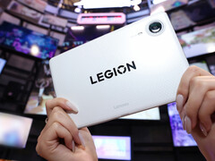 De binnenkort te verschijnen Legion Y700 Infinite zal naar verwachting worden uitgerust met de Snapdragon 8 Elite Gen 5 Leading Version. Afgebeeld: de witte uitvoering van de tablet.